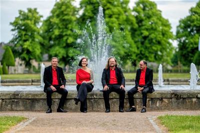 Die One Night Band vor dem Brunnen
