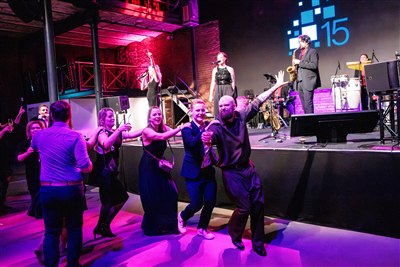 One Night Band live beim Firmenevent mit tanzenden Gästen